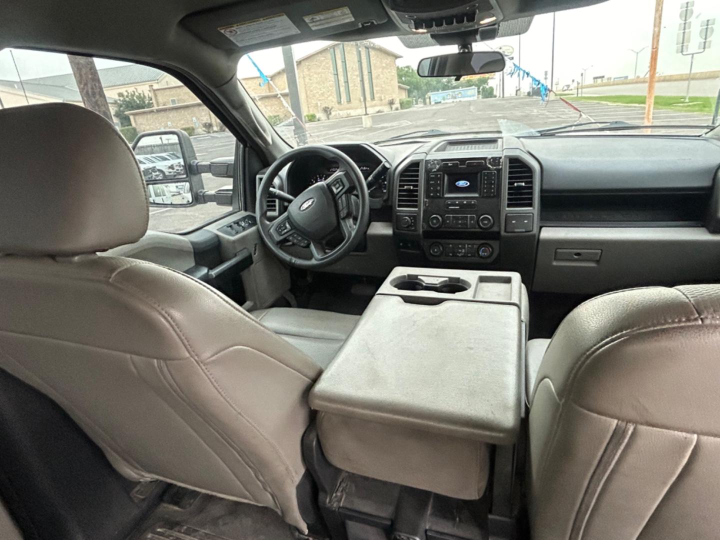 2022 White Ford F-250 SD King Ranch Crew Cab 4WD (1FT7W2B62NE) with an 6.2L V8 OHV 16V engine, 6A transmission, located at 1687 Business 35 S, New Braunfels, TX, 78130, (830) 625-7159, 29.655487, -98.051491 - Photo#5